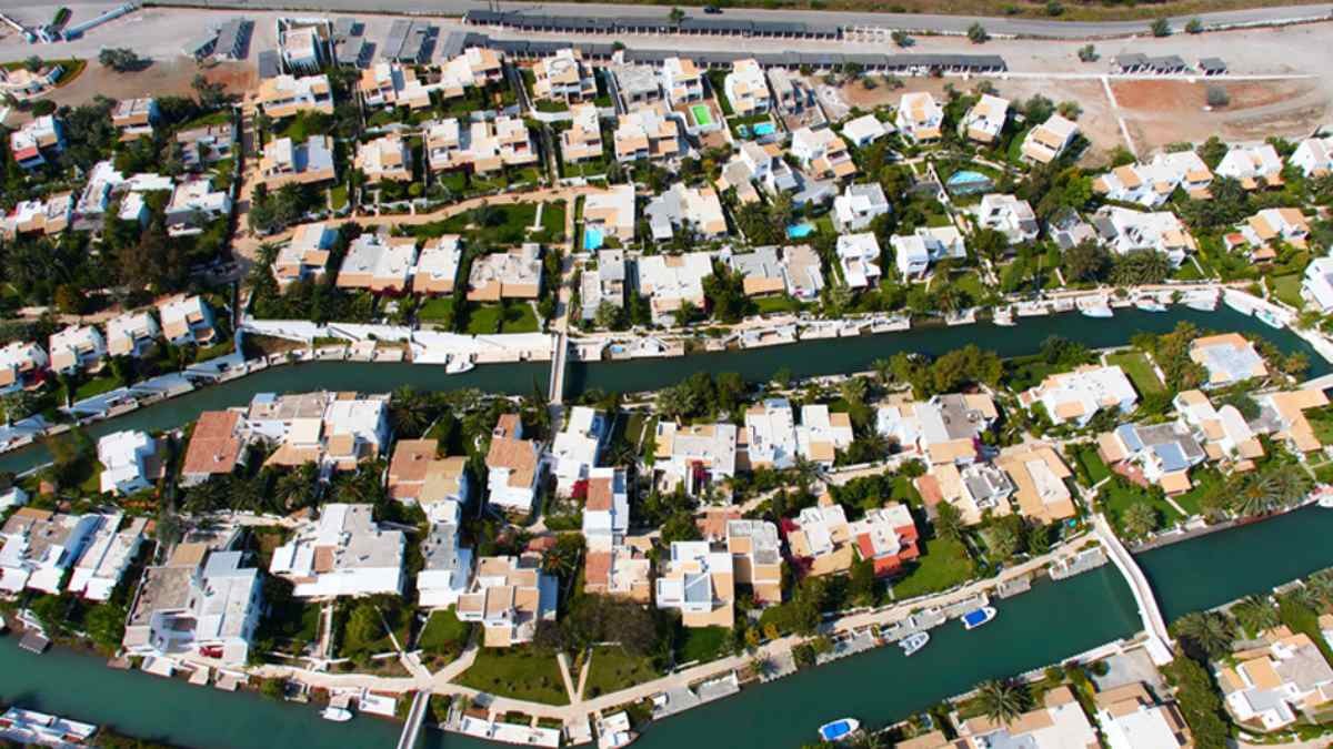 Το «Μαϊάμι» της Ελλάδας: Μόλις 2 ώρες από την Αθήνα – Δεν έχει δρόμους, αλλά κανάλια!
