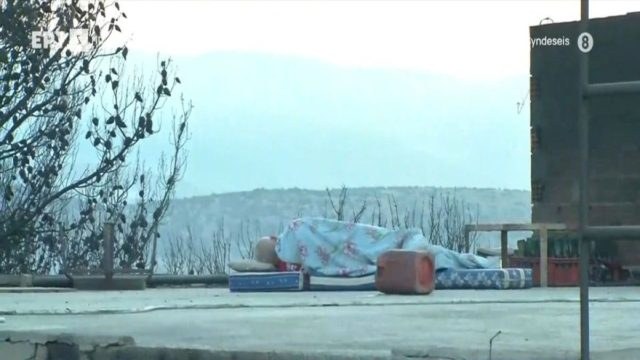 Φωτιά στη Μάνδρα: «Δεν έχω πού αλλού να πάω» – “Λυγίζει” ο άνδρας που κοιμάται πάνω στο καμένο σπίτι του (Video)