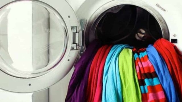 Ξεθωριασμένα ρούχα: 3 κόλπα για να επαναφέρετε το χρώμα τους και να τα κάνετε σαν καινούργια