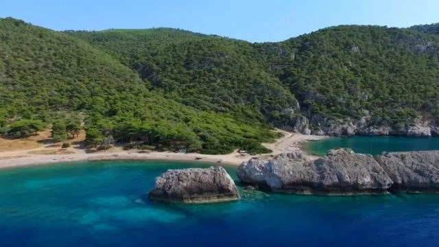 Παραλία Μυλοκοπή: Ένα εκπληκτικό σκηνικό για μονοήμερη εκδρομή – Οι δύο εξωτικές παραλίες στον Κορινθιακό μόλις 1,5 ώρα από την Αθήνα (Video)