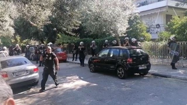 Επεισόδια στα Πατήσια: Έξωση σε μονογονεϊκή οικογένεια για χρέος 800 ευρώ – Σφοδρές αντιδράσεις και χημικά από τα ΜΑΤ (video)
