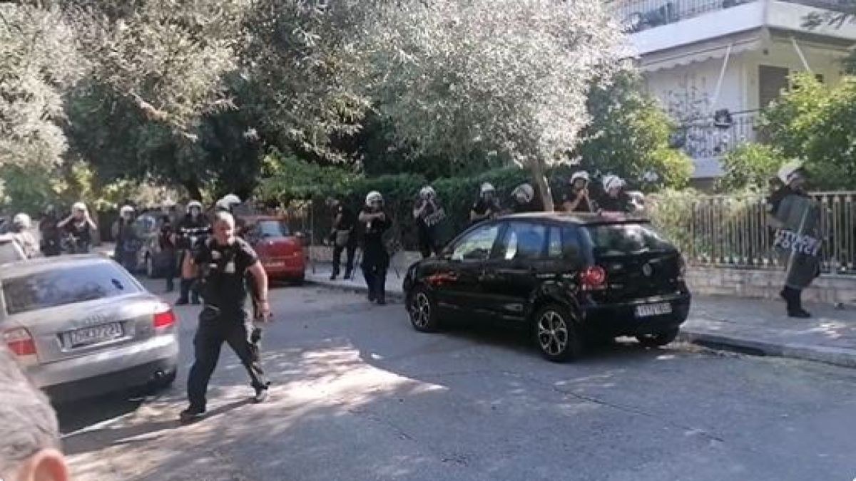 Επεισόδια στα Πατήσια: Έξωση σε μονογονεϊκή οικογένεια για χρέος 800 ευρώ – Σφοδρές αντιδράσεις και χημικά από τα ΜΑΤ (video)
