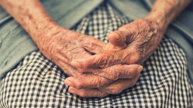 Επιτήδειος παρίστανε τον τεχνικό της ΔΕΗ και έκλεψε τις οικονομίες μιας γιαγιάς στα Τρίκαλα