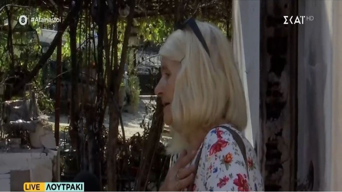 Φωτιά στο Λουτράκι: «Έκανα κόπο να τα φτιάξω. Δεν ήθελα να φύγω, με τραβάγανε με το ζόρι. Πήραμε μόνο τα δύο μας σκυλάκια» – Συγκινεί γυναίκα μπροστά στο καμένο σπίτι της (Video)