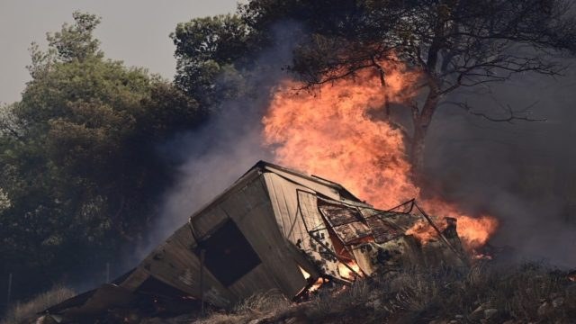 Φωτιά στη Μάνδρα: Μεγάλη αναζωπύρωση στην Αγία Σωτήρα! Απειλεί σπίτια – Μήνυμα του 112 για εκκενώσεις (photo-video)