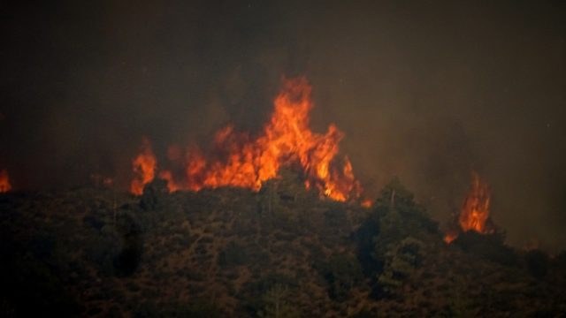 Πύρινος εφιάλτης για 5η μέρα: Μάχη με τις αναζωπυρώσεις! Χωρίς ενεργό μέτωπο στη Δ. Αττική – Σε ύφεση στη Λακωνία – Σε εξέλιξη η φωτιά στη Ρόδο (Video)