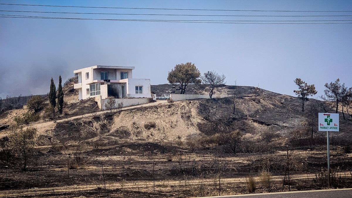 Τα πρώτα ευχάριστα από την φωτιά στη Ρόδο: Αίρεται ο κίνδυνος για τρεις οικισμούς – Επιστρέφουν σπίτια τους οι κάτοικοι