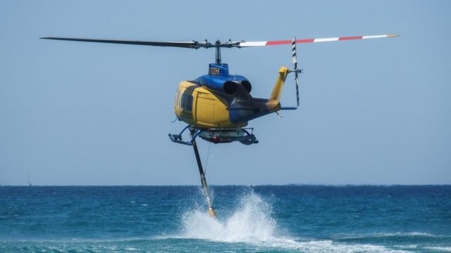 Φωτιά καίει δασική έκταση στη Θάσο – Συμβάλλουν και εναέρια μέσα