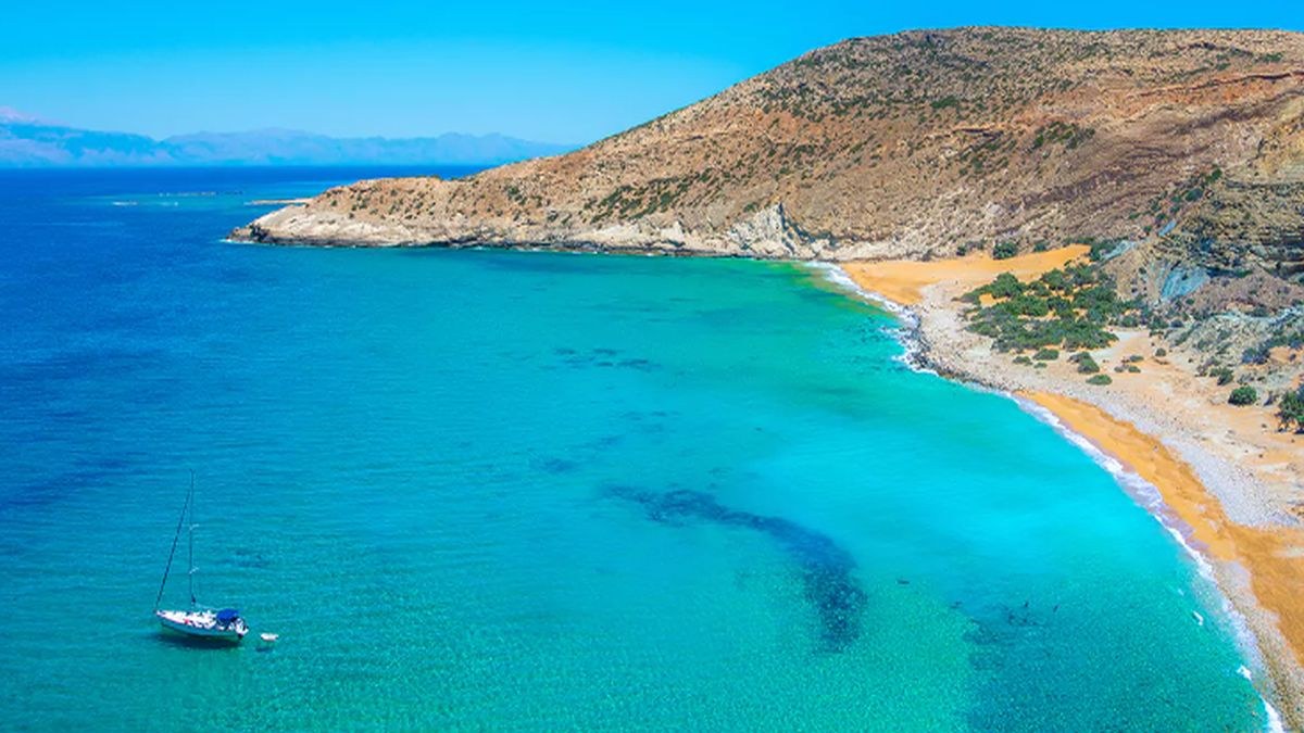 Θα σε «ξελογιάσει» με το που πατήσεις το πόδι: Το πανέμορφο ελληνικό νησί με τα σμαραγδένια νερά και τον μύθο του Οδυσσέα