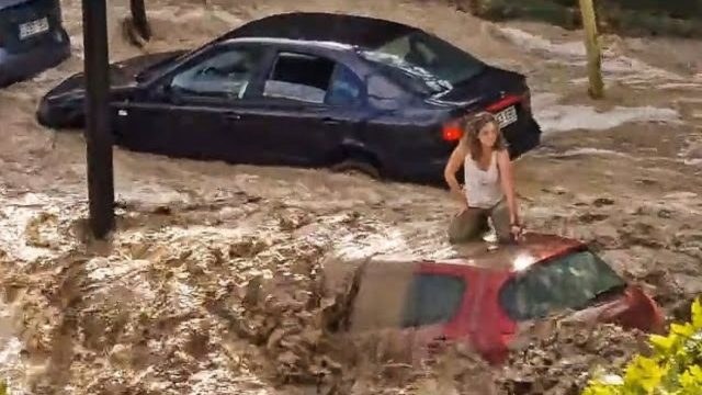 Βιβλική καταστροφή στην Ισπανία: Γυναίκα σκαρφάλωσε σε οροφή αυτοκινήτου για να σωθεί από τις πλημμύρες (video)