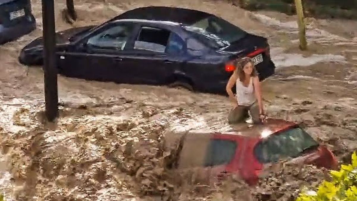Βιβλική καταστροφή στην Ισπανία: Γυναίκα σκαρφάλωσε σε οροφή αυτοκινήτου για να σωθεί από τις πλημμύρες (video)