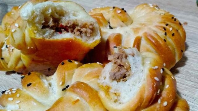 Σας περίσσεψε κιμάς; Αφράτα ψωμάκια γεμιστά με κασέρι ιδανικά για κολατσιό!
