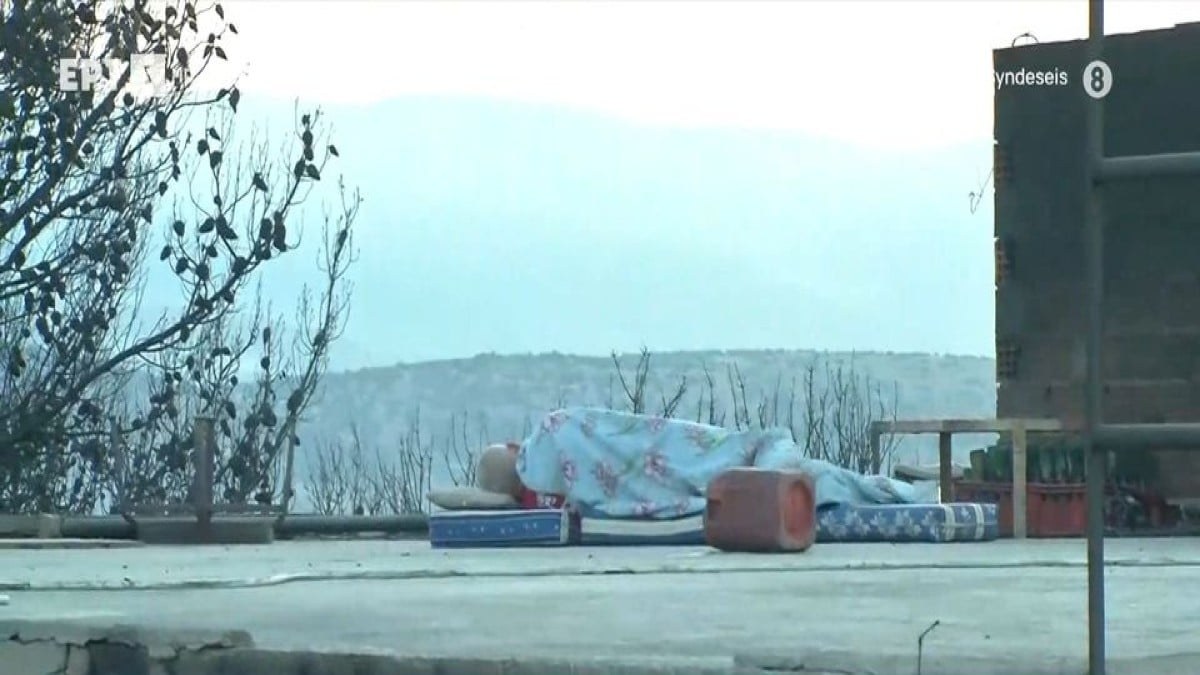 Εικόνα που “τσακίζει” καρδιές: Κάμερα κατέγραψε άνθρωπο να κοιμάται πάνω από το καμένο σπίτι του στη Μάνδρα (Video)