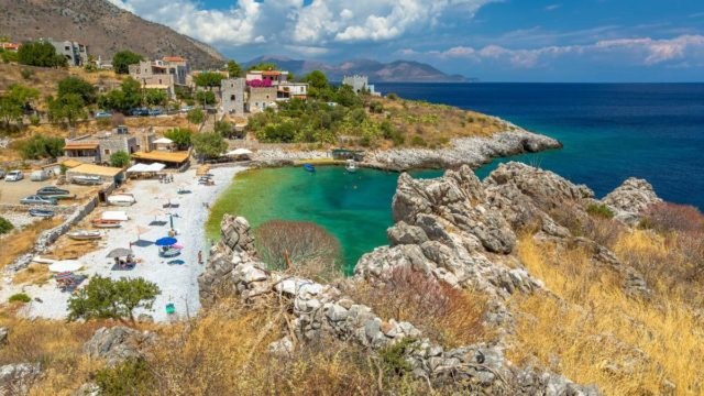 Θα πηγαίνεις κάθε καλοκαίρι: Το χωριό στην Πελοπόννησο με τις ήσυχες παραλίες που θυμίζει καρτ ποστάλ!