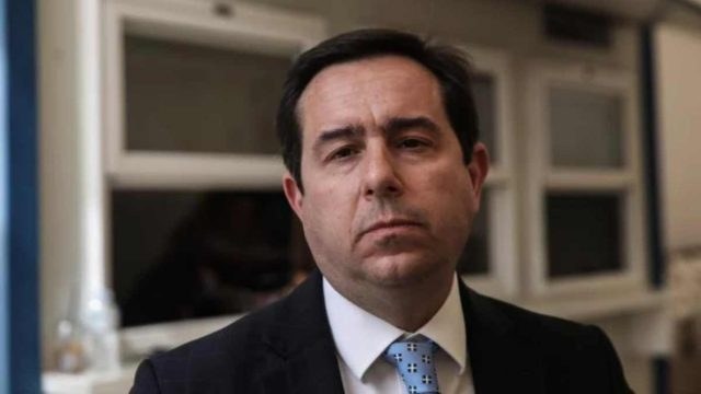 «Ήταν διακοπές στην Πάτμο, εντοπίστηκε σε σκάφος» – Το παρασκήνιο της παραίτησης Μηταράκη από υπουργός Προστασίας του Πολίτη