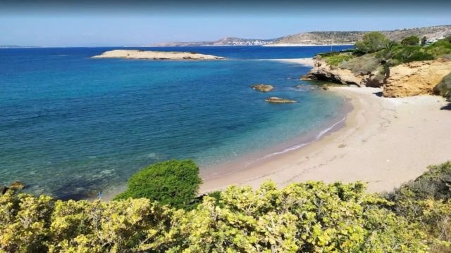 «Θησαυρός» 40 λετπά από την Αθήνα: Η παραλία «όαση» με τα κρυστάλλινα νερά που θα σε μαγέψει από το πρώτο λεπτό