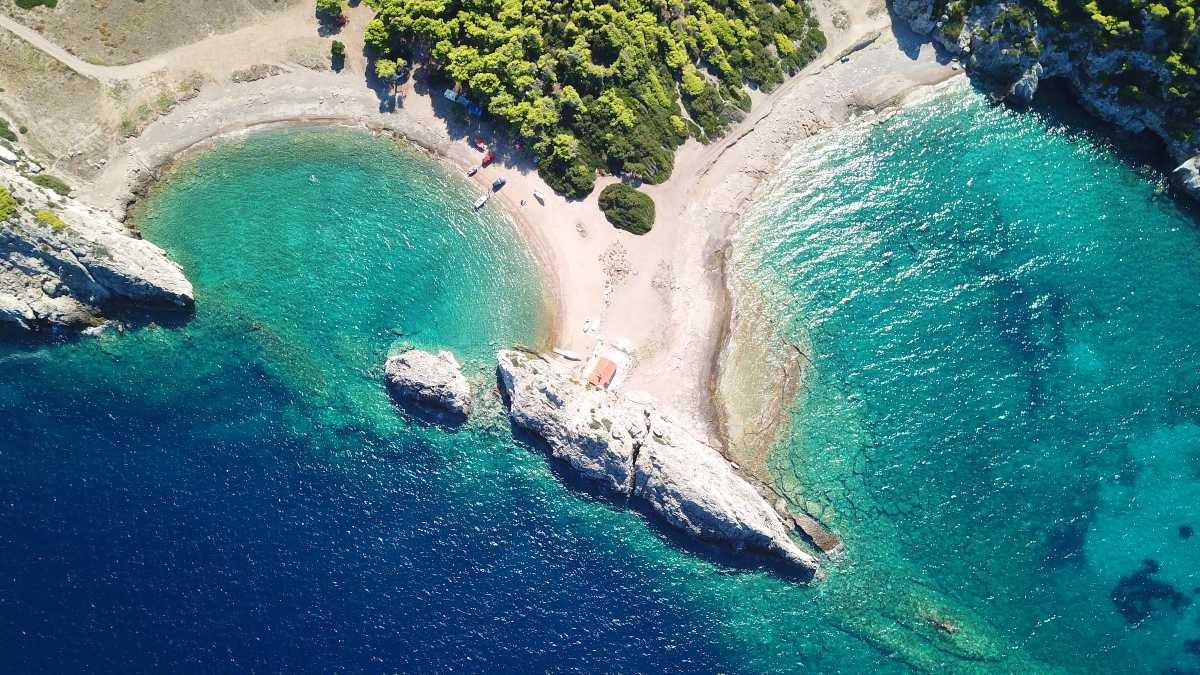 Μόνο 1,5 ώρα από Αθήνα: Η «δίδυμη» παραλία με τα γαλαζοπράσινα νερά και το εκπληκτικό τοπίο (Video)