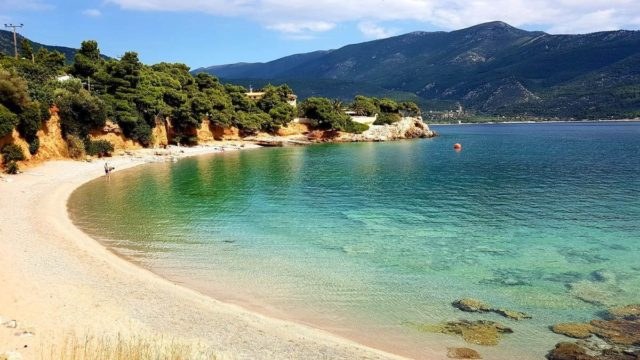 Αρκούν 1 ώρα και 20 λεπτά: Η απόκοσμη παραλία μια «ανάσα» από την Αθήνα που μαγεύει όποιον την επισκέπτεται