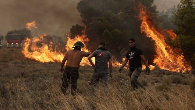 Πυρκαγιές: Νέο μήνυμα από το 112 για εκκένωση της Οινόης προς Ερυθρές – Μεγάλη «μάχη» με τις αναζωπυρώσεις ανάμεσα σε Μέγαρα και Μάνδρα – Η κατάσταση στα μέτωπα