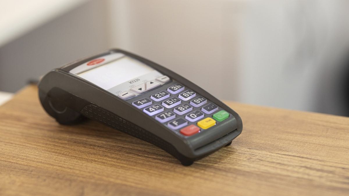 Υποχρεωτικά τα POS σε ταξί, ντελίβερι και επιχειρήσεις που χρησιμοποιούν μετρητά
