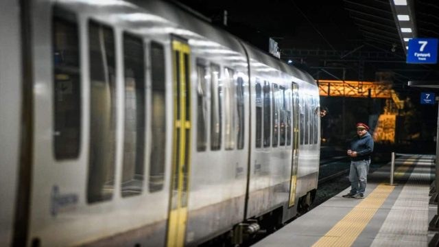 Συναγερμός στην Κάντζα: Άνδρας έπεσε στις γραμμές του προαστιακού – Σε εξέλιξη επιχείρηση για τον απεγκλωβισμό του