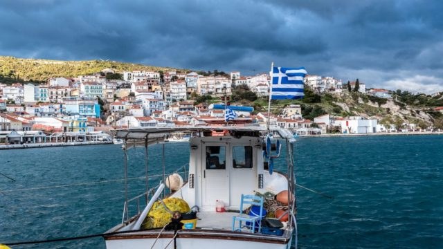 Ευλογημένος τόπος: Αυτό είναι το ελληνικό νησί που προσφέρει τα πάντα – Γεμάτο ιστορία με τιρκουάζ παραλίες και καλό κρασί