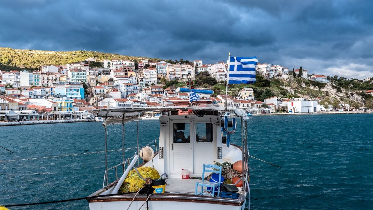 Ευλογημένος τόπος: Αυτό είναι το ελληνικό νησί που προσφέρει τα πάντα – Γεμάτο ιστορία με τιρκουάζ παραλίες και καλό κρασί