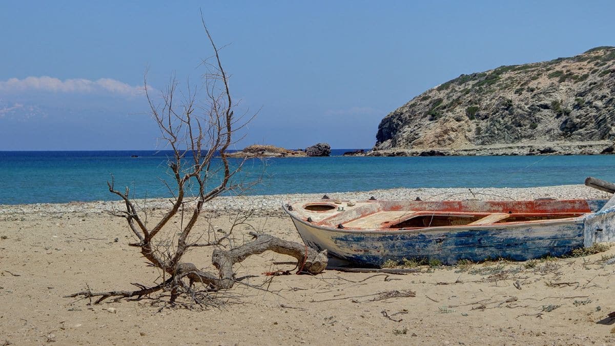 Γαύδος: Άγνωστοι αφαίρεσαν τις πινακίδες «απαγορεύεται ο γυμνισμός» από το Σαρακήνικο