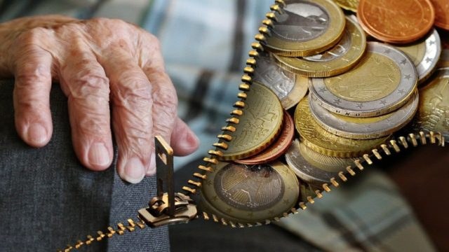 «Ζεστό» επίδομα έως 300 ευρώ σε χιλιάδες συνταξιούχους – Πότε θα δοθεί και ποιοι οι δικαιούχοι