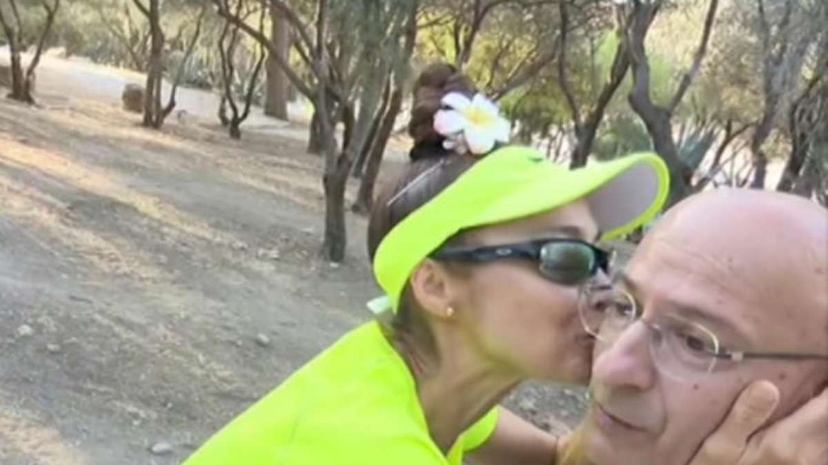 Γιώργος Τσελίκας: «Μόνο με την άδεια του άντρα μου» – Απίθανη στιγμή με τουρίστρια να του δίνει φιλί και να της ζητά και δεύτερο