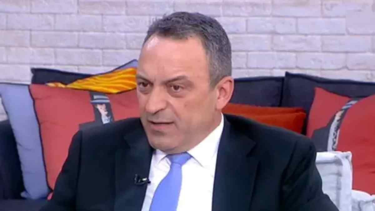 Βασίλης Στίγκας – Σπαρτιάτες: «Θεωρείτε σωστή την εικόνα δύο άντρες να φιλιούνται στον δρόμο;»