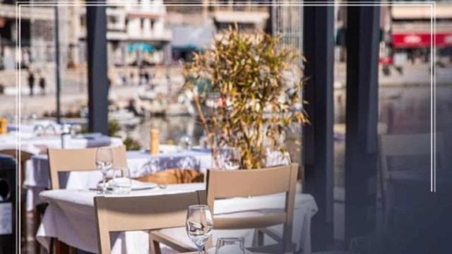 Τα καλύτερα θαλασσινά θα τα φας στον θρυλικό Ζέφυρο στο Μικρολίμανο – Από τον Τάσο Δούση
