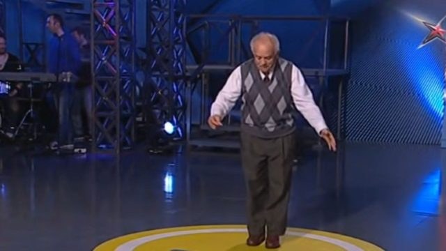 93χρονος λεβέντης παππούς χορεύει το πιο μάγκικο ζεϊμπέκικο και κάνει τα τσιμέντα να «πέσουν»!