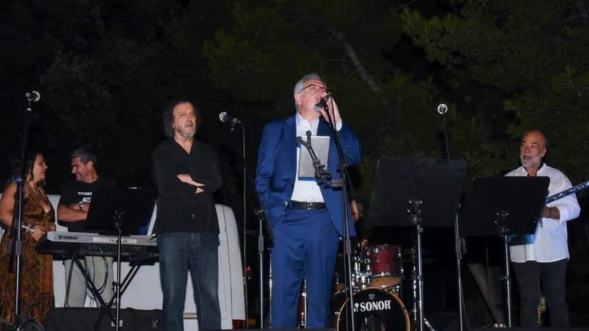 Εορταστική βραδιά παραμονή του 15Αύγουστου στην Πλατεία Αγίας Λαύρας Αμαρουσίου παρουσία του Δημάρχου Θεόδωρου Αμπατζόγλου