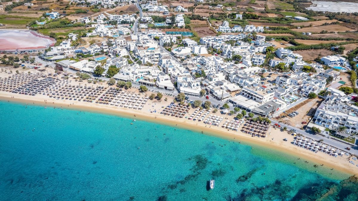Άγιος Προκόπιος: H 1,5 χιλιόμετρο παραλία νησί των Κυκλάδων με την χρυσή αμμουδία