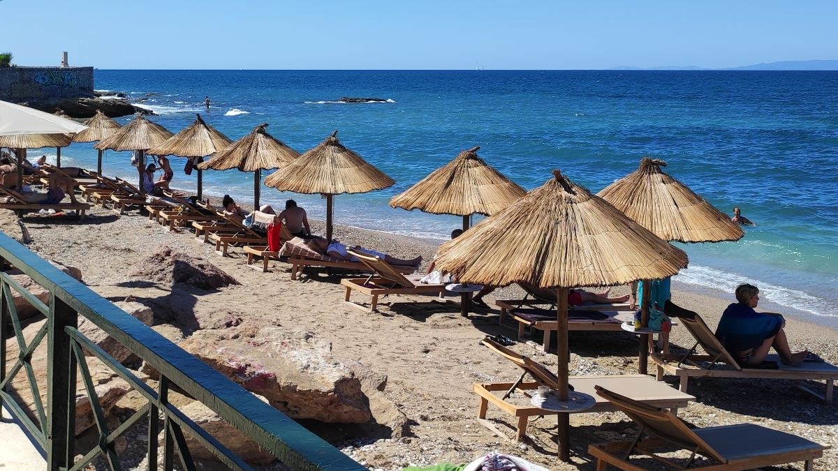 Χαλκιδική: Καταγγελία-σοκ για beach bar – Ζήτησαν από γονείς να πάνε στο αμάξι να ταΐσουν το παιδί τους (video)