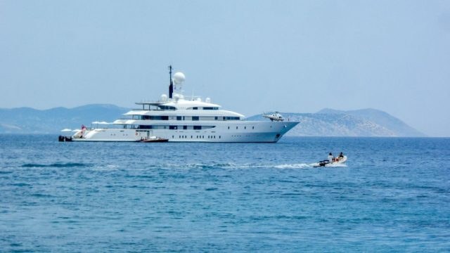 Τραγωδία στη Μύκονο: Βοηθητικό σκάφος θαλαμηγού έπεσε σε βράχια – Ένας νεκρός