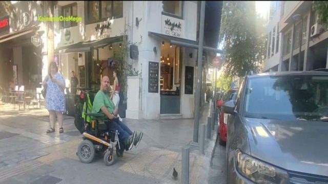 Εξοργιστικές εικόνες στο κέντρο της Αθήνας: Αυτοκίνητο μπλοκάρει μπάρα διέλευσης αναπηρικών αμαξιδίων (video)