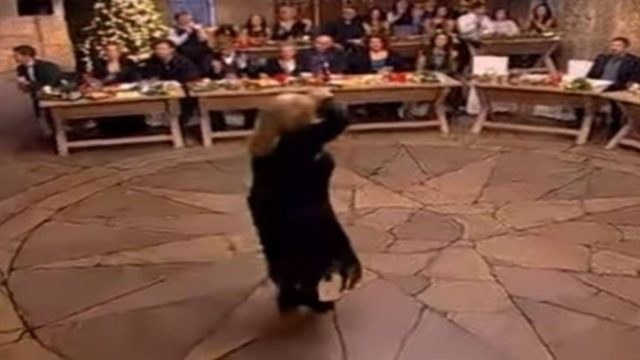 Σπάνιο τσιφτετέλι πασίγνωστης Ελληνίδας ηθοποιού ξεπερνά τις 1,7 εκατ. προβολές και «ρίχνει» το Youtube!