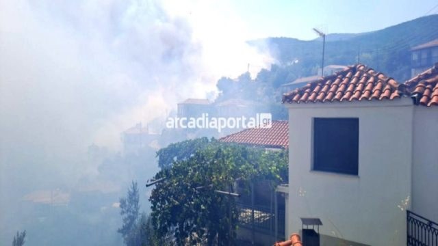 Αρκαδία: Φωτιά σε κατοικημένη περιοχή – Μέσα στις αυλές οι φλόγες! (photos)