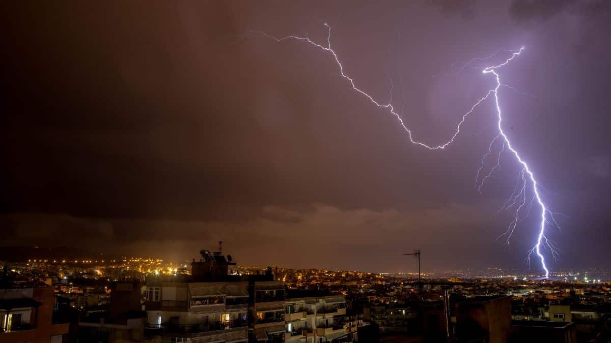 Πρωτοφανές: 270 κεραυνοί μέσα σε μια ώρα «χτύπησαν» τη Βάρη – Προκάλεσαν φωτιά σε έξι διάσπαρτα σημεία (videos)