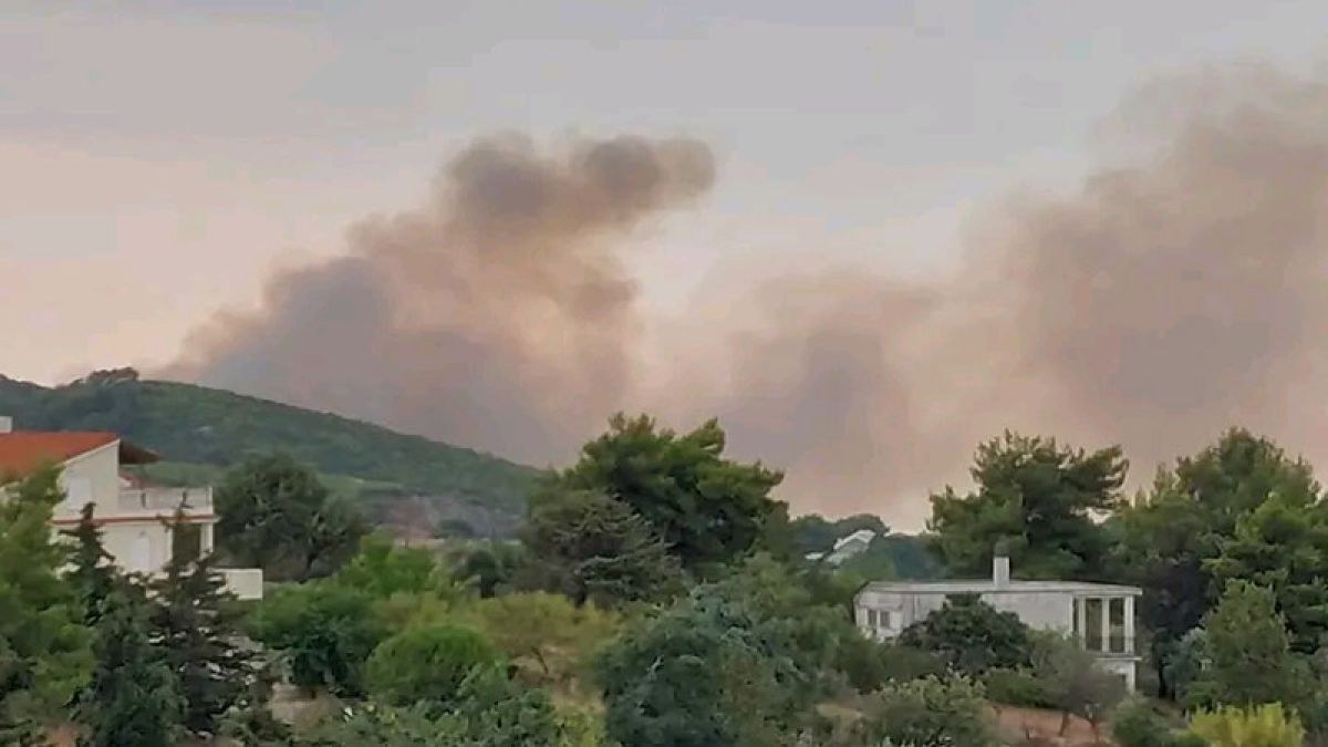 Φωτιά στο Γραμματικό: Τέσσερις διάσπαρτες εστίες καίνε ταυτόχρονα μετά από σαρωτικό πέρασμα κεραυνών! (photos)