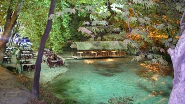 Μαγική τοποθεσία: Το ελληνικό χωριό δίπλα στο ποτάμι που έγινε πόλος έλξης χιλιάδων τουριστών από όλο τον κόσμο