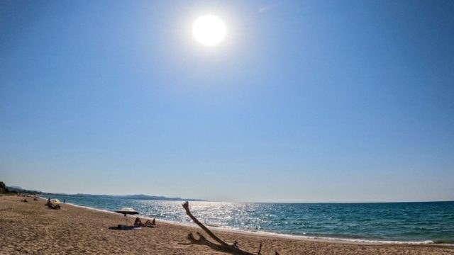 Καιρός σήμερα 1/8: Με 37άρια κάνει «ποδαρικό» ο Αύγουστος – Πού θα βρέξει τοπικά