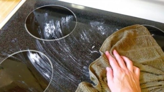 Κουζίνα «του κουτιού»: Ο μόνος σωστός τρόπος για να καθαρίζετε την κεραμική εστία άριστα!