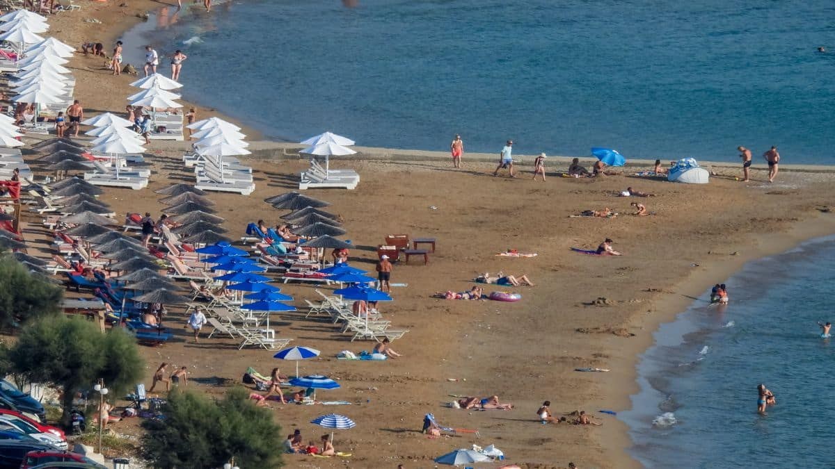 Κίνημα της Πετσέτας – Κέρκυρα: Πρόστιμα «καμπάνα» σε 4 μαγαζιά για παράνομη κατάληψη στην παραλία Κοντογιαλός