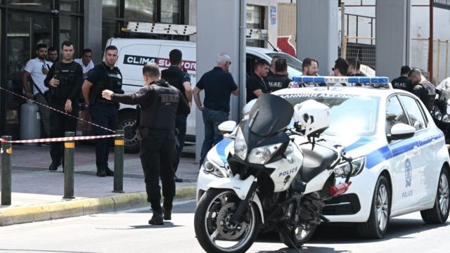 Αιματηρό επεισόδιο στον Κολωνό: Απόπειρα ληστείας και ανθρωποκυνηγητό με έναν τραυματία (photos)