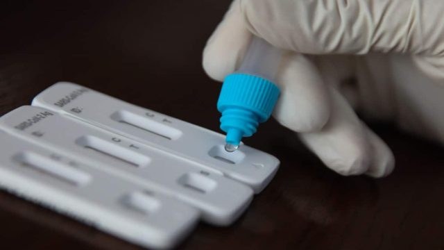 Κορωνοϊός – Εξαπλώνεται και στην Ελλάδα το στέλεχος «Έρις»: Αύξηση θανάτων και εισαγωγών – Η περιοχή που βρίσκεται στο επίκεντρο