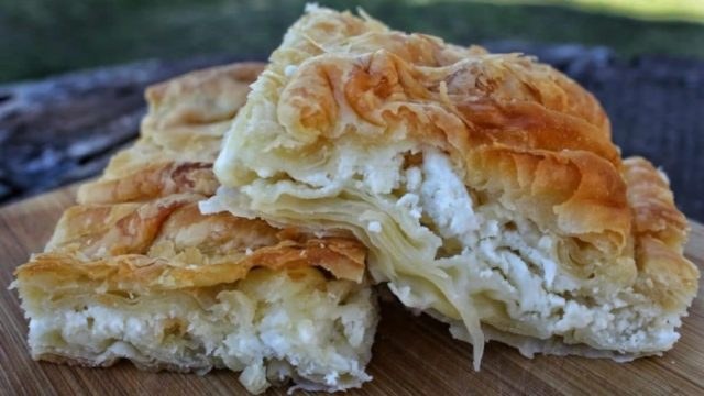 «Λαδένια»: Λαχταριστή τυρόπιτα από πανέμορφο ελληνικό νησί φέρνει το… Αιγαίο στο πιάτο μας!