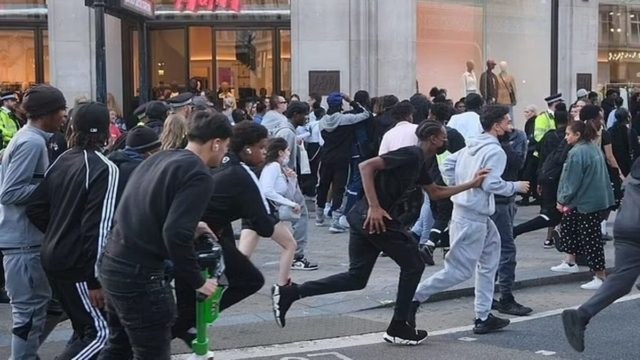 Λονδίνο: Απίστευτες εικόνες στην Oxford Street με μαζικό πλιάτσικο σε μαγαζιά – Εννέα συλλήψεις και απόλυτο χάος (video)